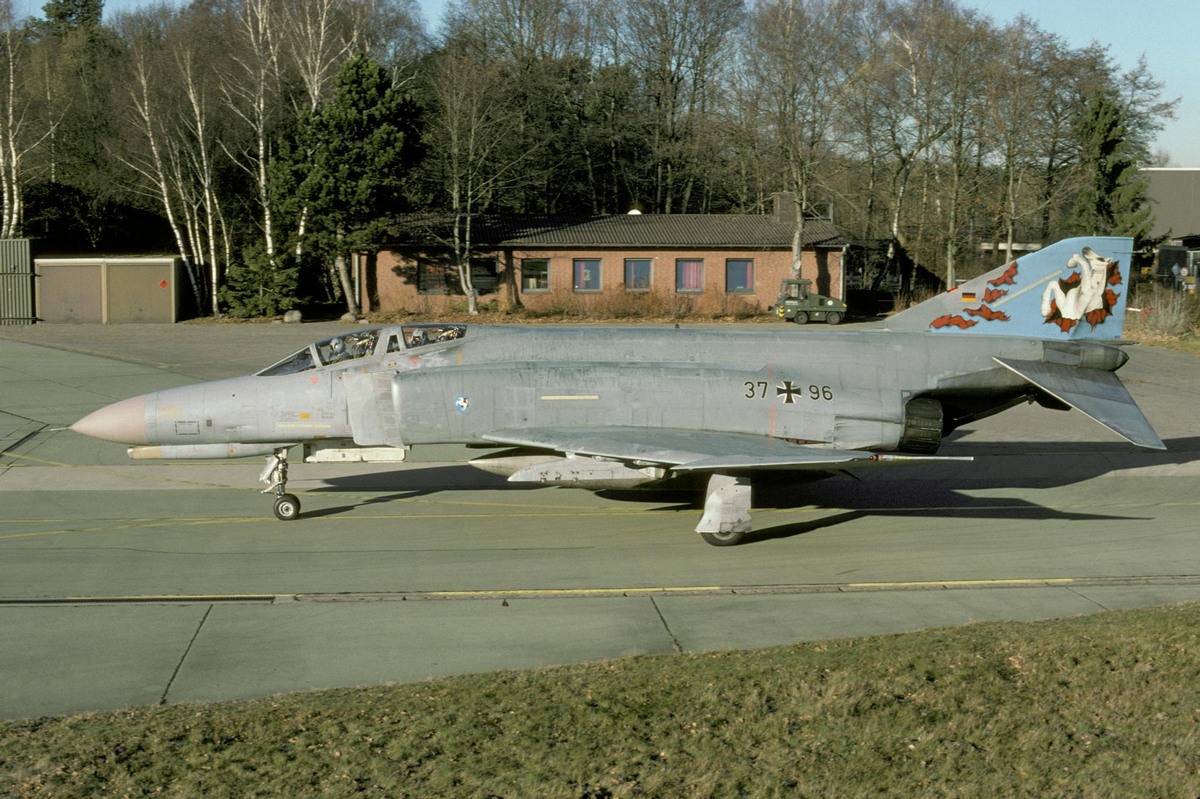 37_96_(26)_12.2003_(zetsche).jpg
