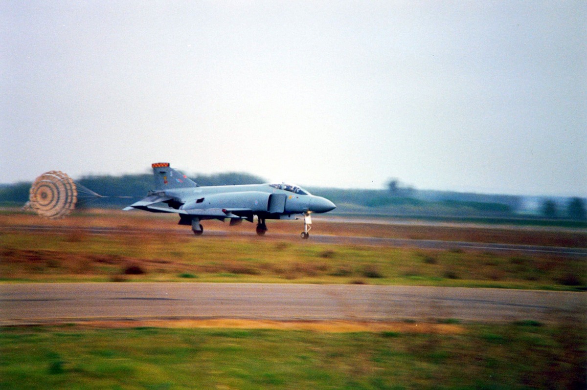 f-4_(e)_mit_bremsschirm_(f6wall).jpg