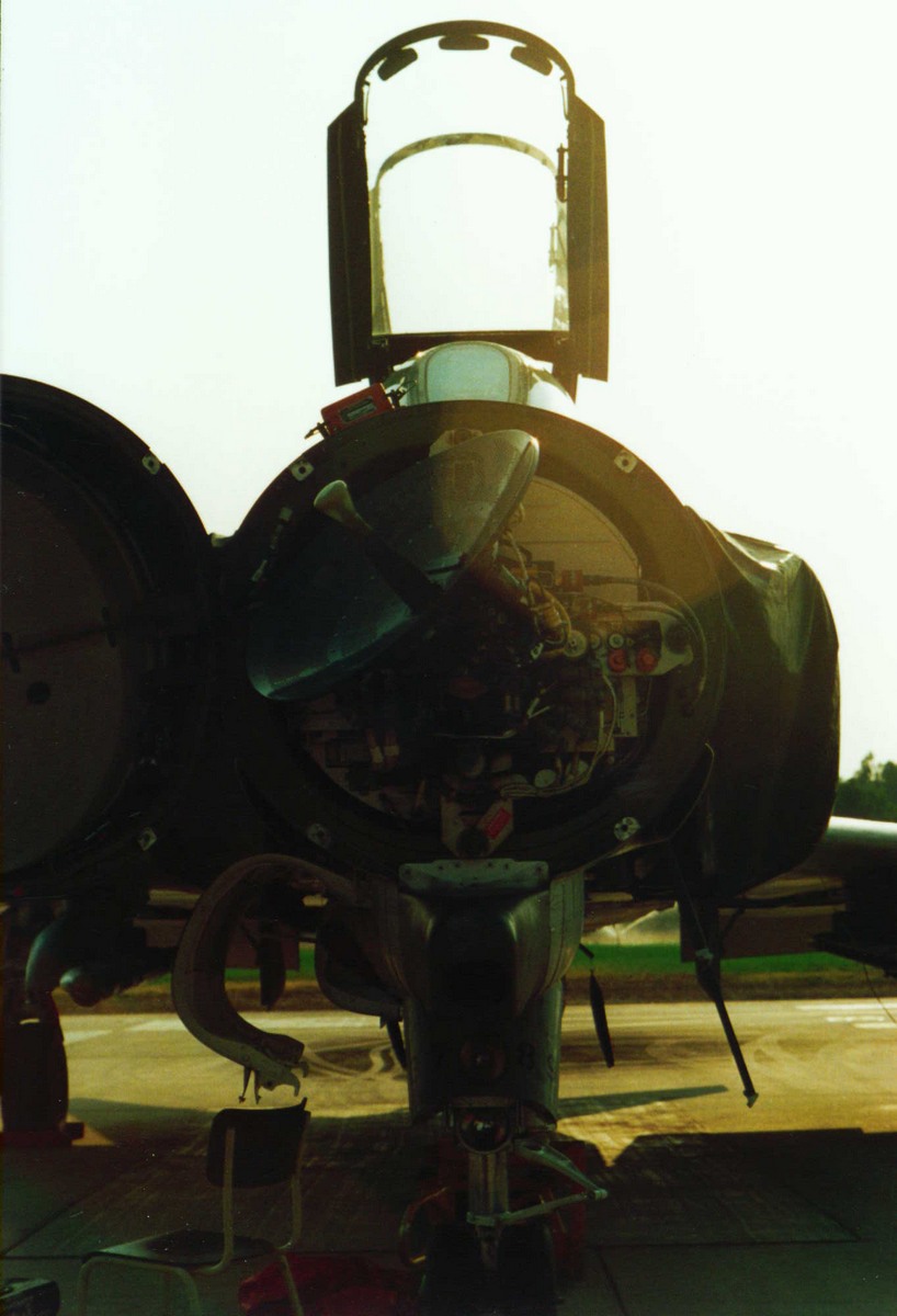 f-4f_mit_geoeffneter_radarnase_(f24cwall).jpg