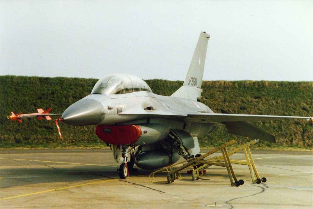 f-16_(f2wall).jpg