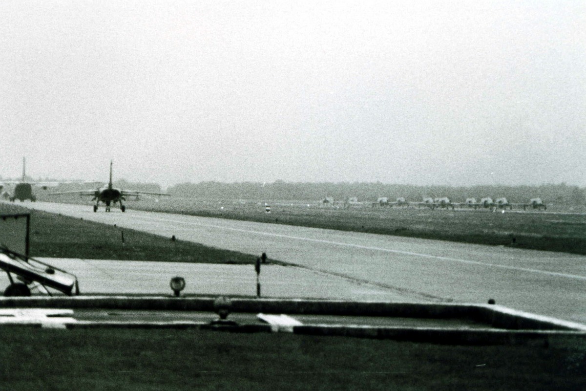 start_von_16_f-4f_(f4wall).jpg
