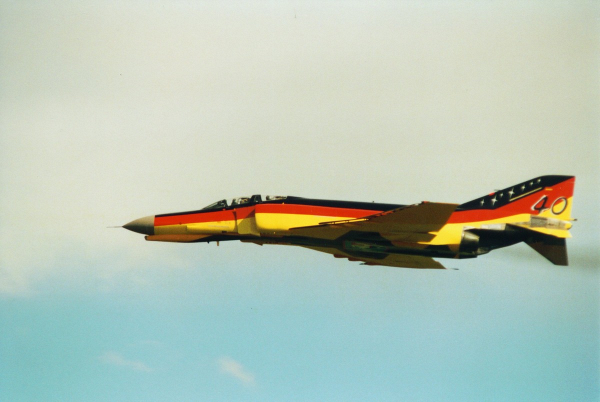 jubel_f4_hopsten_im_flug_(f305wall).jpg