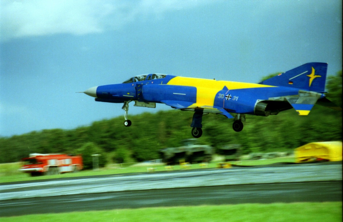 jubel_f4_laage_im_flug_(f305wall).jpg