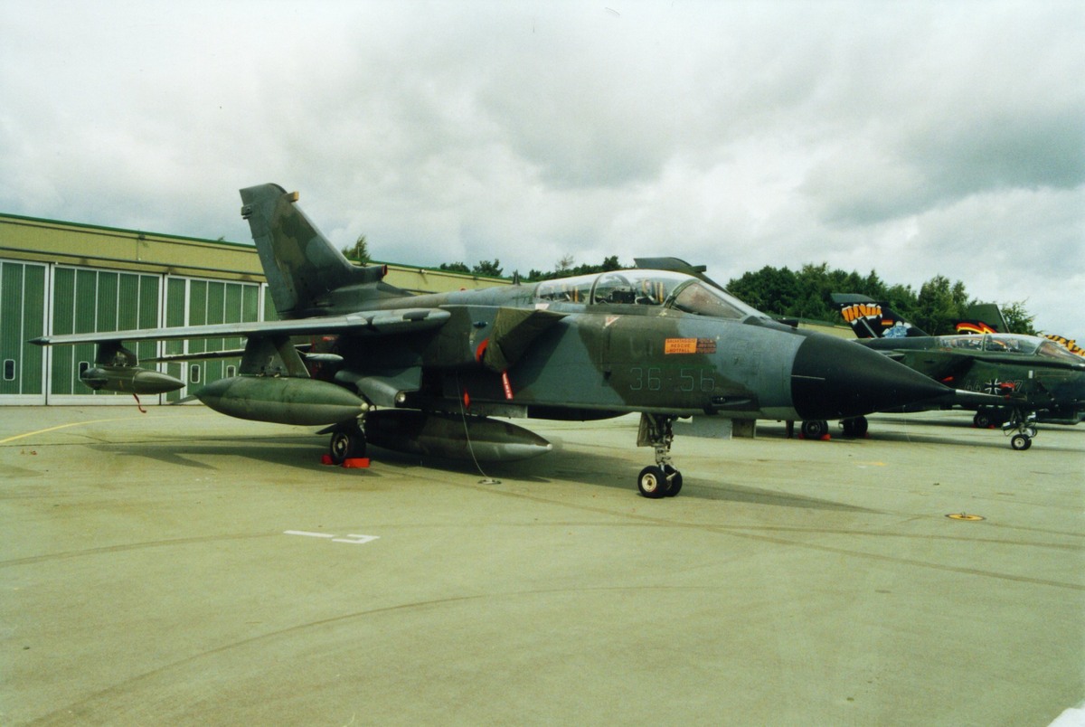 pa200_(f305wall).jpg