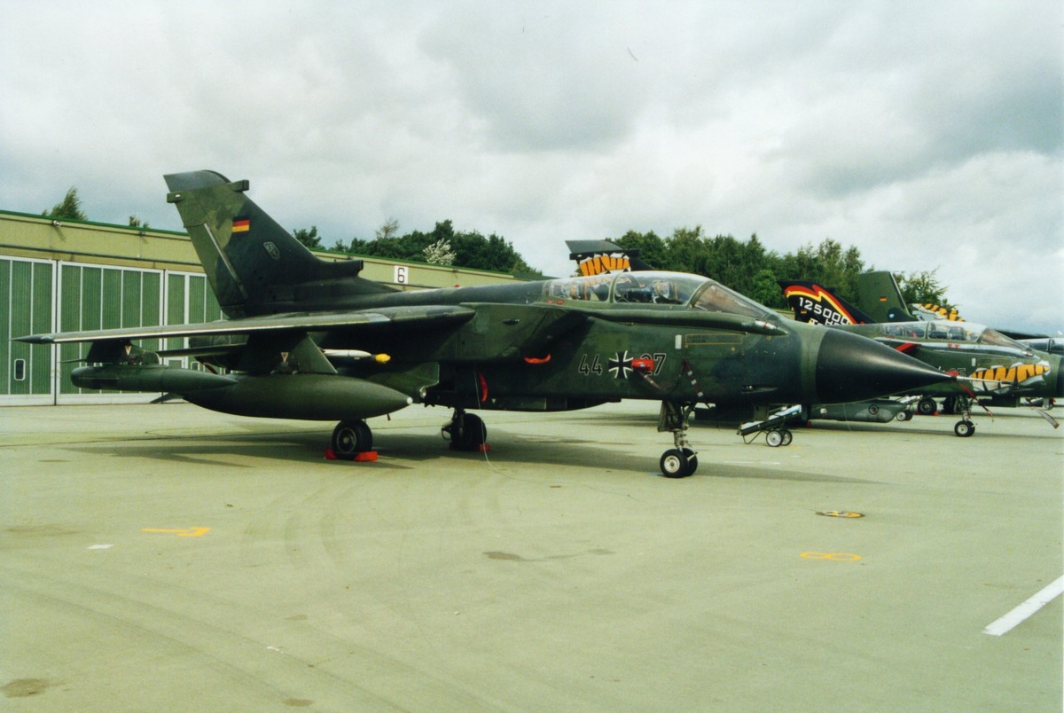 pa200_44+27_(f305wall).jpg