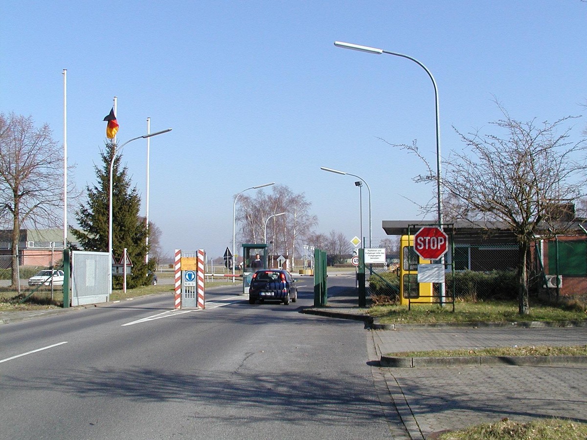 wache_fliegerhorst_(01)_02.2004_(vorlaender).jpg