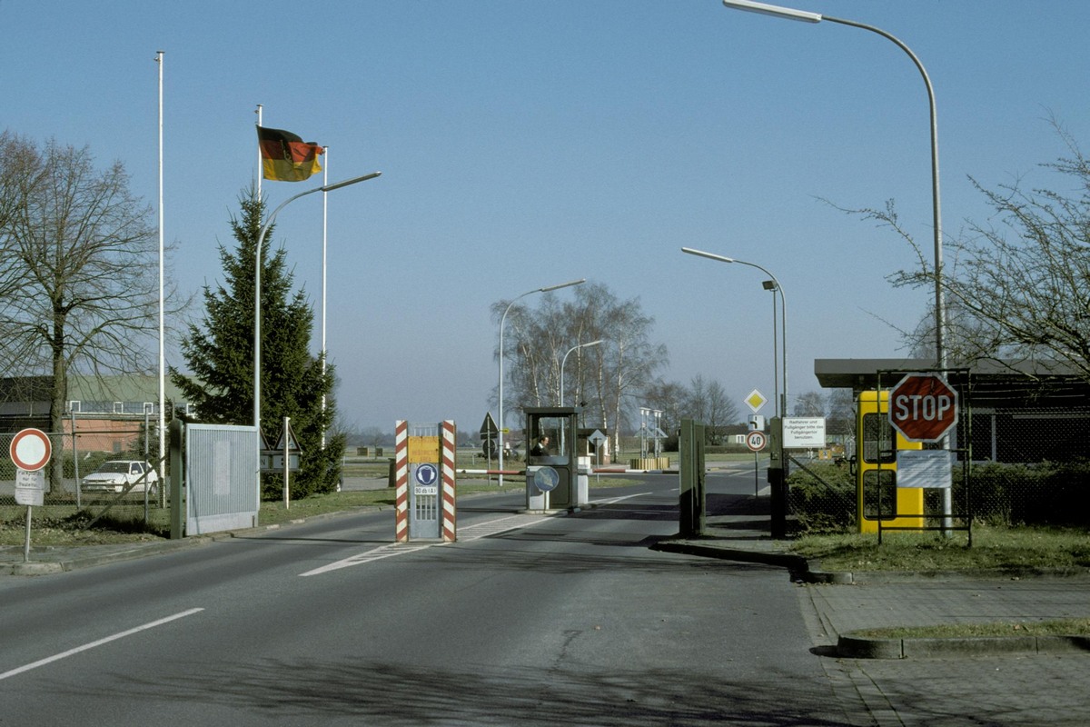 wache_fliegerhorst_(02)_02.2004_(zetsche).jpg
