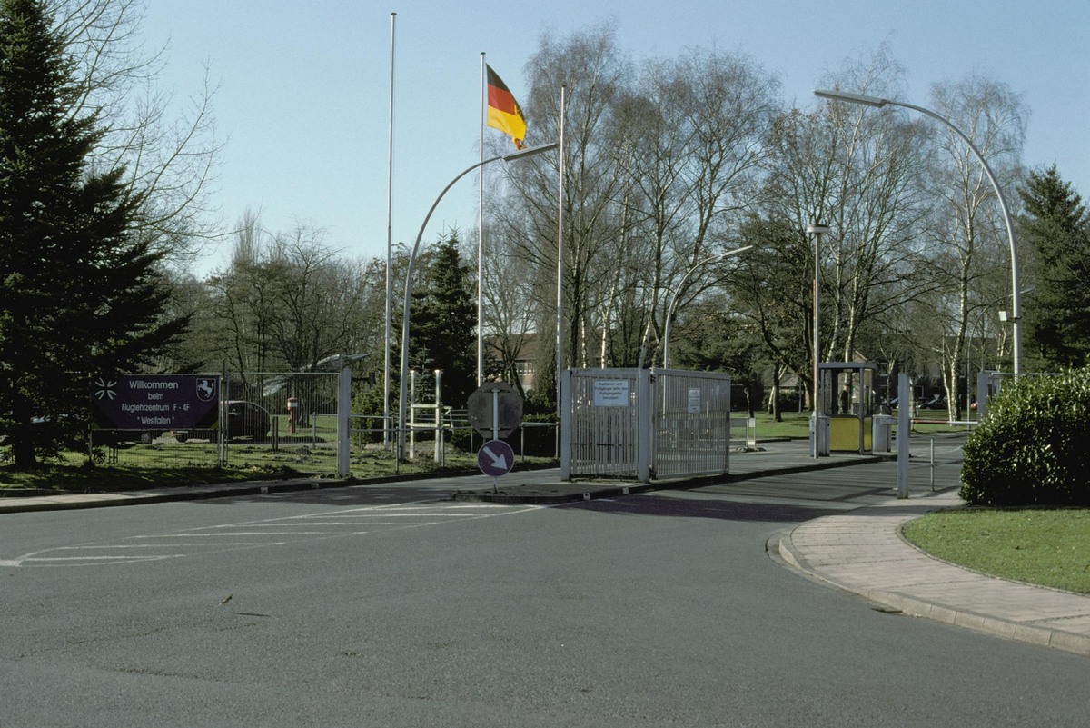 wache_kaserne_(03)_02.2004_(zetsche).jpg