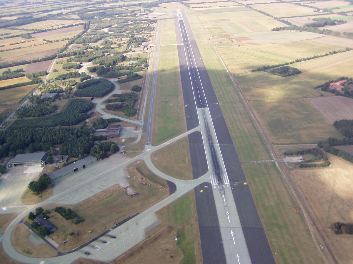 flugplatz_hopsten_august_2003_luftbild_03.jpg